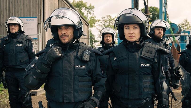 "Sarah Kohr: Bis auf den Grund": Polizeizugf&uuml;hrer Till Ruprecht (Kostja Ullmann) und Sarah Kohr (Lisa Maria Potthoff) warten auf die Demonstranten.