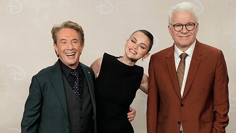 Martin Short (li.), Selena Gomez und Steve Martin verstehen sich auch abseits des "Only Murder in the Building"-Sets sehr gut.