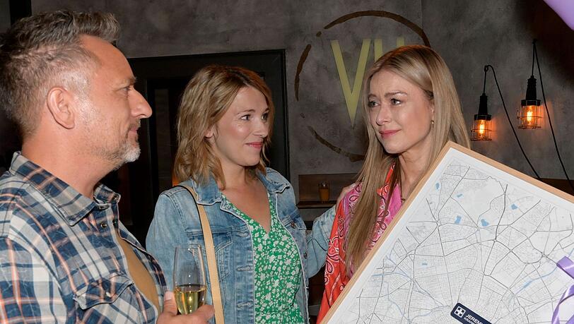 Nina Ensmann verlässt GZSZ: Ihre Figur Jessica (rechts) wird in einer der letzten Szenen von Michi (Lars Pape) und Lilly (Iris Mareike Steen) verabschiedet. Nina Ensmann verlässt GZSZ: Ihre Figur Jessica (rechts) wird in einer der letzten Szenen von Michi (Lars Pape) und Lilly (Iris Mareike Steen) verabschiedet.