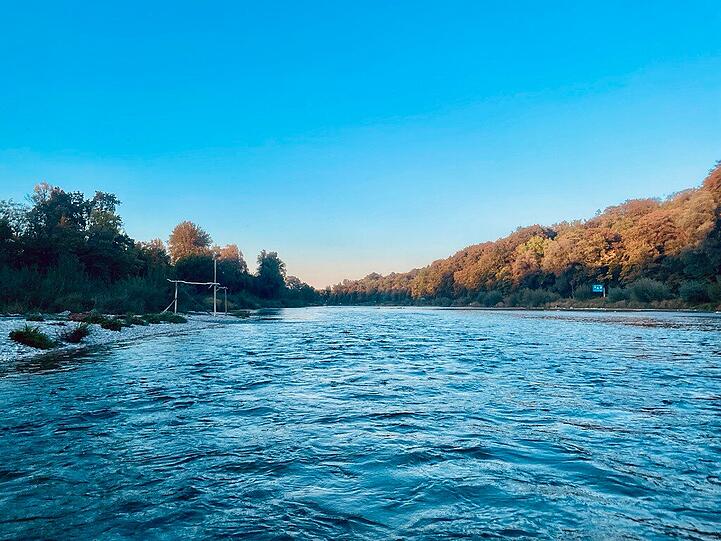 Auf dem letzten Stück zeigt auch die Flache Isar, was sie kann - Mit dem SUP schrubbe ich mehrmals über die Spitzen und Rundungen von riesigen Eiszeitsteinen im Flussbett. Das geht nicht mehr im Stehen, zumindest für mich. Auf dem letzten Stück zeigt auch die Flache Isar, was sie kann - Mit dem SUP schrubbe ich mehrmals über die Spitzen und Rundungen von riesigen Eiszeitsteinen im Flussbett. Das geht nicht mehr im Stehen, zumindest für mich.
