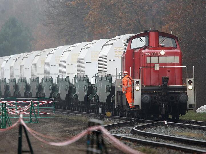Der Castortransport auf dem Verladebahnhof in Dannenberg.