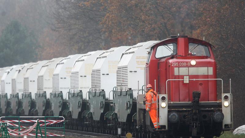 Der Castortransport auf dem Verladebahnhof in Dannenberg. Der Castortransport auf dem Verladebahnhof in Dannenberg.