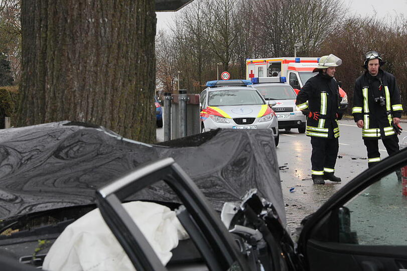 Im Landkreis Altöttingen kam es am Samstagvormittag zu einem schweren Zusammenstoß dreier Fahrzeuge. Die Bilder vom Unfallort.