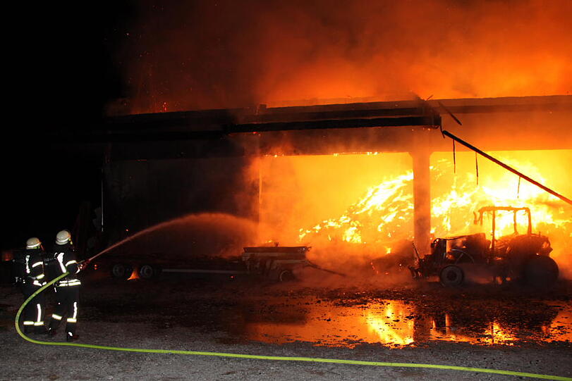 Spektakuläre Bilder: In Gangkofen (Landkreis Rottal-Inn) ist eine Lagerhalle durch ein Feuer vollständig zerstört worden. Die Feuerwehr kämpfte gegen die Flammen.