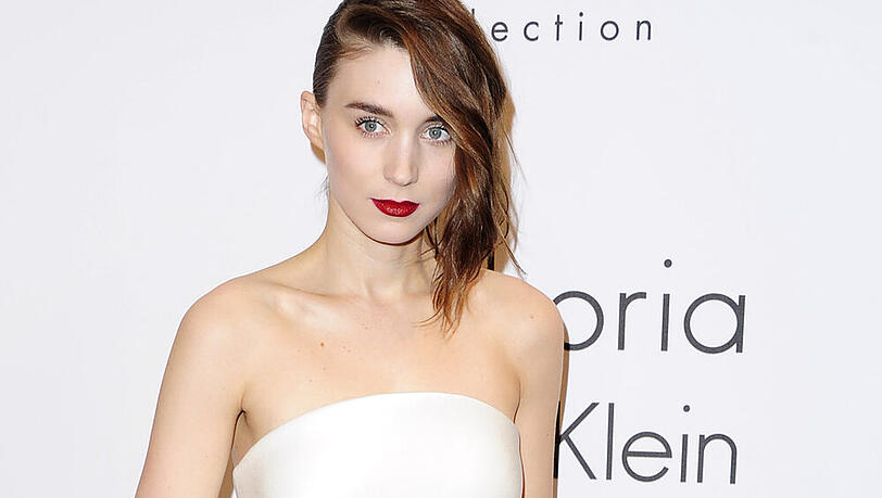 Rooney Mara präsentiert sich anlässlich der Calvin-Klein-Party in Cannes ganz in Weiß Rooney Mara präsentiert sich anlässlich der Calvin-Klein-Party in Cannes ganz in Weiß