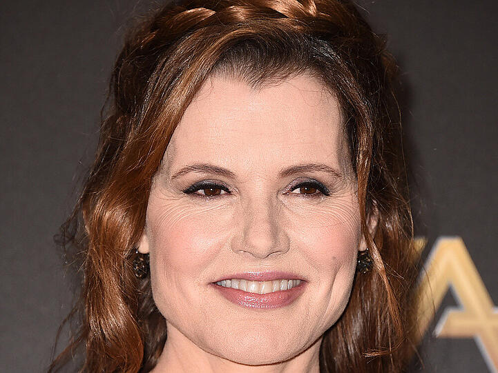 Eine Ähnlichkeit, wie sie Schwestern oder Cousinen haben, teilt Caitlyn mit Oscar-Preisträgerin Geena Davis (59). Ob die neugeborene Diva dank des überwältigenden Zuspruchs jetzt auch in Richtung Hollywood abbiegt, wird sich erst noch zeigen.