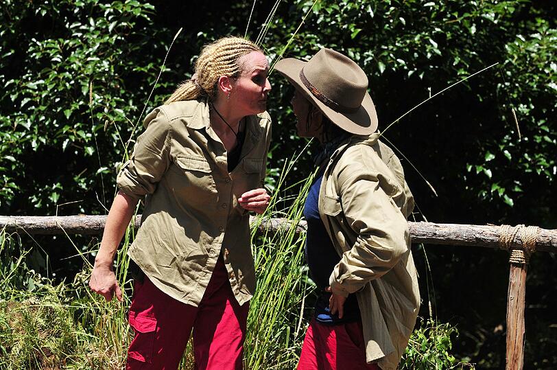 Ganz ohne Sterne auf dem Konto gehen die beiden zurück ins Camp. Dafür liefern sie sich eine ordentliche Konfrontation. Helena schreit Ricky nach der Prüfung an.