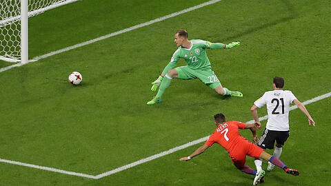 Weltklasse. Alexis Sanchez trifft zum 1:0-Führtungstreffer für Chile gegen Deutschland.
