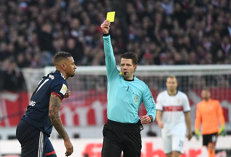 JÉROME BOATENG NOTE 3
Führte die Bayern als Kapitän an. Musste nach acht Minuten feststellen, wie hart der Kopf seines Ex-Kollegen Badstuber ist - wurde behandelt. Rettete stark gegen Terodde (45.), feuerte offensiv gefährlich aus der Distanz aufs Tor (66.).