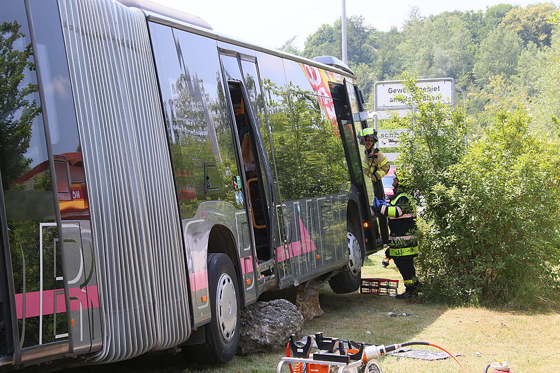 Bei einem Unfall zwischen einem Schulbus und einem Lkw in Neuötting wurden zahlreiche Personen verletzt.