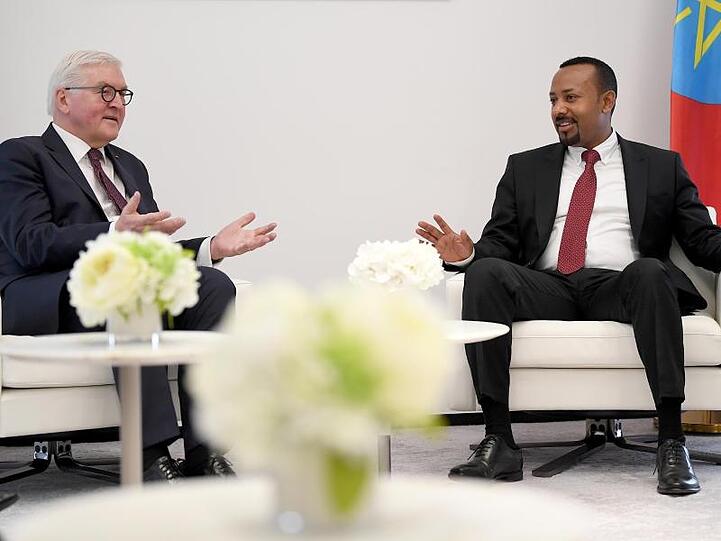Bundespräsident Steinmeier unterhält sich mit Abiy Ahmed Ali, Premierminister Demokratischen Bundesrepublik Äthiopien.
