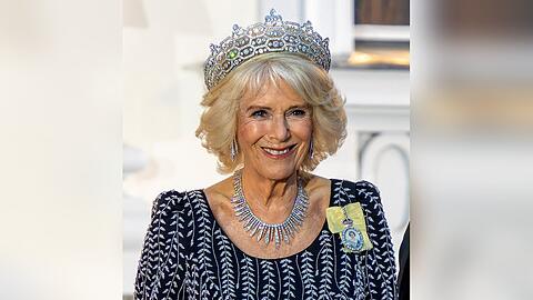 Wenn Königin Camilla am 6. Mai durch die Westminster Abbey schreitet, wird ihr Enkel Gus ihre Robe nur mit einem Arm halten können.