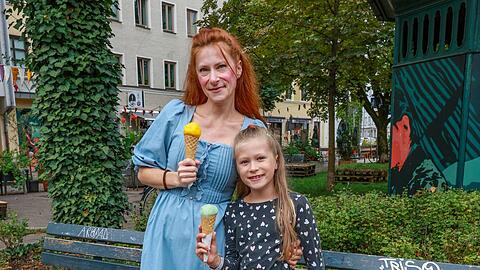 "Am Holzplatz muss man sich nie viele Sorgen um den Verkehr machen", findet Sandra Lamprati (38), die am Platz gerade mit ihrer Tochter ein Eis isst. "Er ist wie eine kleine Insel in München."