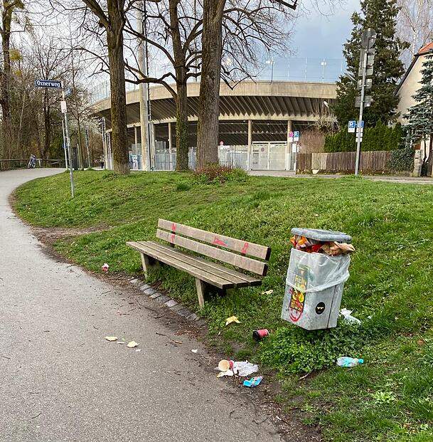 Fraglich, ob hier, am Gr&uuml;nwalder Stadion, wirklich ein "Verm&uuml;llungst&auml;ter" am Werke war, oder der Eimer einfach &ouml;fter geleert werden m&uuml;sste.