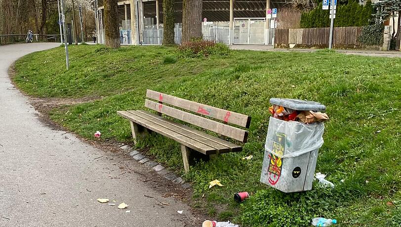 Fraglich, ob hier, am Gr&uuml;nwalder Stadion, wirklich ein "Verm&uuml;llungst&auml;ter" am Werke war, oder der Eimer einfach &ouml;fter geleert werden m&uuml;sste.