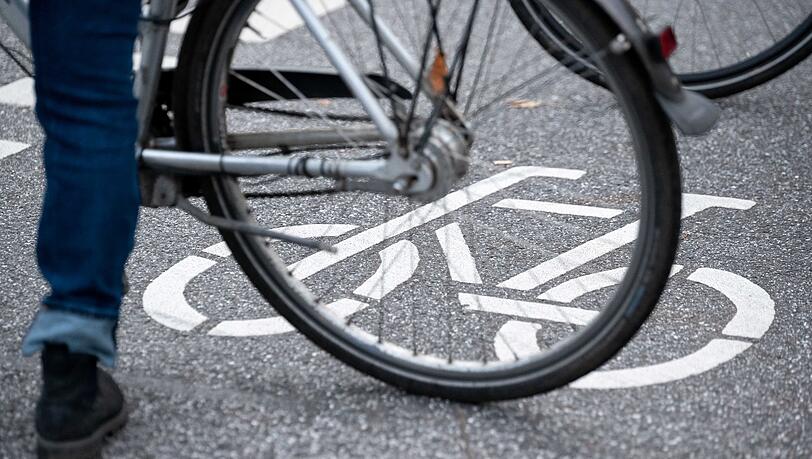 Der Radfahrer stieg von seinem Fahrrad und schlug eine Scheibe des Autos ein. (Symbolbild) Der Radfahrer stieg von seinem Fahrrad und schlug eine Scheibe des Autos ein. (Symbolbild)