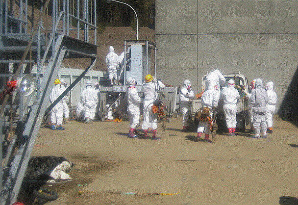 Lebensgefährlicher Job: Arbeiter der Reaktor-Betreiberfirma Tepco bereiten sich auf einen Einsatz in einem der havarierten Blöcke vor.