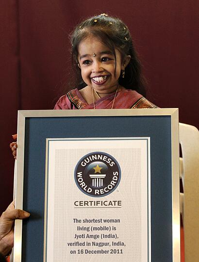Jyoti Amge war schon einmal im Guinness Buch. Sie hatte seit September 2009 bereits den Titel des weltweit kleinsten Teenagers mit 61,95 Zentimetern gehalten.