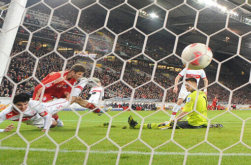 Müller besiegelt den Sieg in Stuttgart mit dem vorentscheiden 2:0.