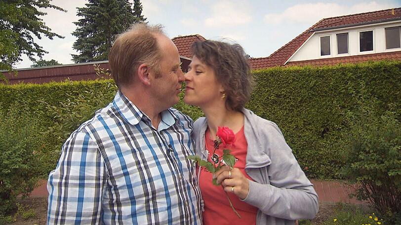 Der muntere Münsterländer Christian (46) und Elke (41) aus Hessen sind schon am ersten Tag ihrer Hofwoche ineinander vernarrt.