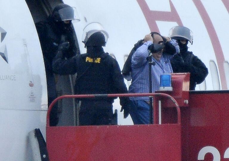 Das Sondereinsatzkommando der Polizei evakuiert die Boeing 767: Die Maschine der Ethiopian Airlines war entführt worden und landete außerplanmäßig in Genf.