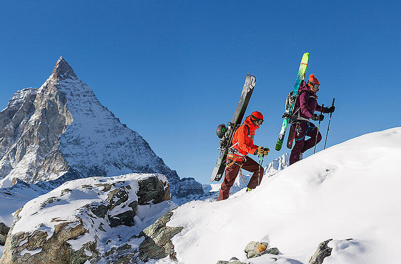 Aufsteigen für die Fitness, abfahren für das Freiheitsgefühl: Der Trend zu Touring und Freeriding hat Einfluss auf die ganze Ski-Branche.Die Motivation hinter diesen Wintersport-Trends beschreibt Christoph Ebert vom Kompetenzzentrum Sport, Gesundheit und Technologie so: "Beim Freeride geht es um Freiheit" - beim Hochgehen eher um die Fitness. Natürlich lässt sich beides gut kombinieren: Hochgehen, um an unberührte Hänge zu gelangen, und durch den Pulverschnee wieder hinabfahren.