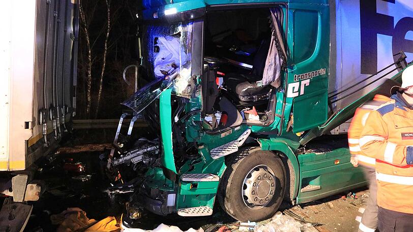 Nur wenige Stunden später kam es fast an der selben Stelle erneut zu einem tödlichen Unfall. Insgesamt drei Lkw waren daran beteiligt.
