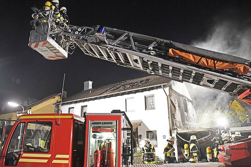 Das Feuer griff von der Garage auf das angrenzende Wohnhaus über.