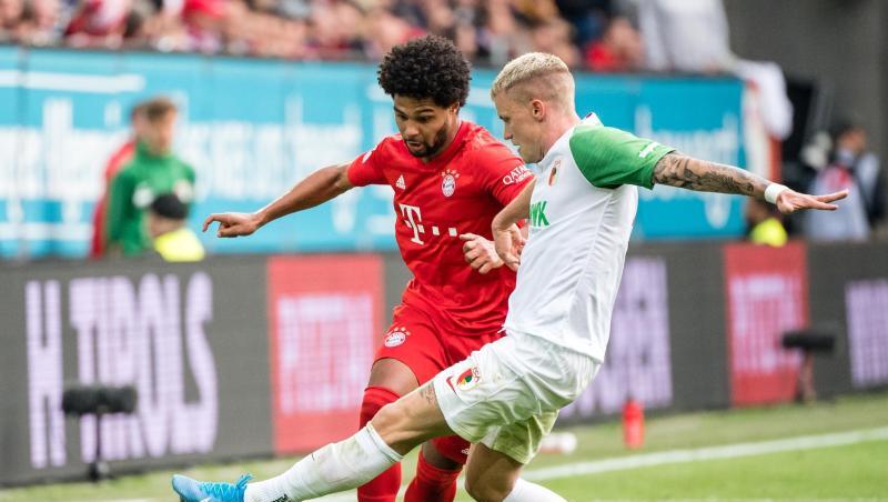 Bayerns Serge Gnabry (l) hat es gegen Augsburgs Philipp Max schwer. Bayerns Serge Gnabry (l) hat es gegen Augsburgs Philipp Max schwer.