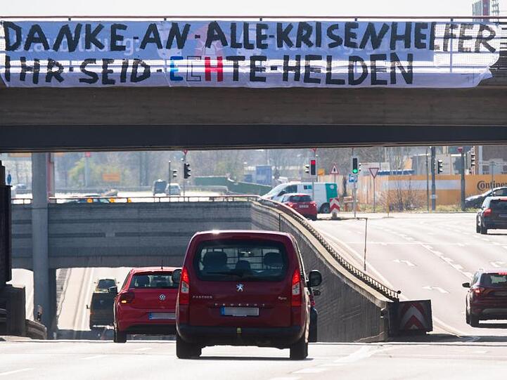 Ein "Danke an alle Krisenhelfer" am Messeschnellweg in Hannover.