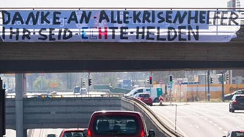 Ein "Danke an alle Krisenhelfer" am Messeschnellweg in Hannover.