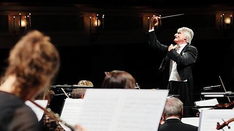 Antony Bramall und das Orchester des Staatstheaters am Gärtnerplatz gehen am Sonntag wieder online.