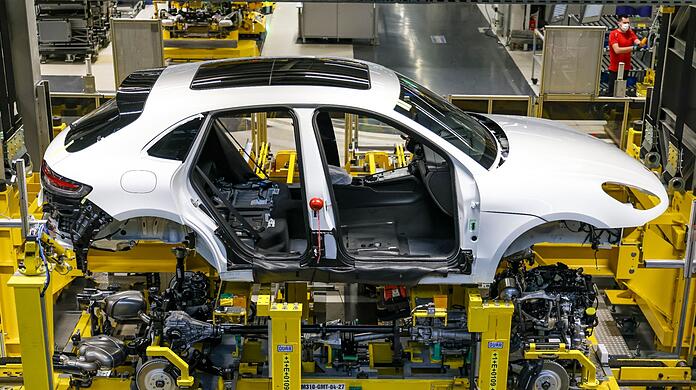 Ein Auto durchläuft die sogenannte Hochzeit, die Verbindung von Fahrwerk, Motor und Antriebsstrang mit der Karosserie.