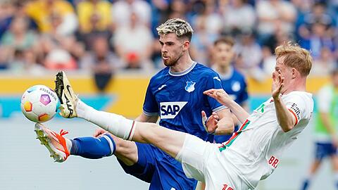 Hoffenheims Anton Stach (l) und Augsburgs Tim Breithaupt kämpfen um den Ball.