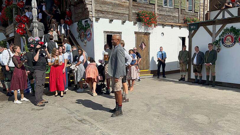 "In sechs, sieben Jahren sind wir alle adaptierte, bayerische Leute", erklärte Vincent Kompany im Trainingslager am Tegernsee. Oder auch schon viel früher. Aufgrund der Siegesserie gab es Sprechchöre für den Bayern-Coach.