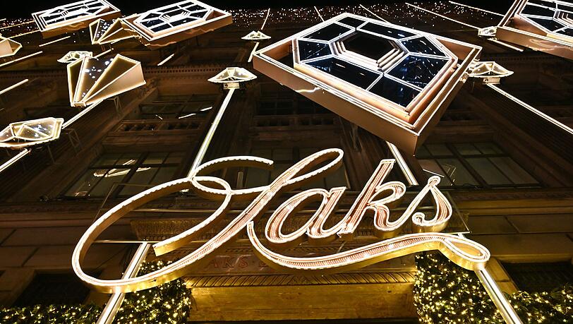 Saks Global entstand 2024 aus der Fusion der US-Luxuskaufhausketten Saks Fifth Avenue und Neiman Marcus. (Archivbild)