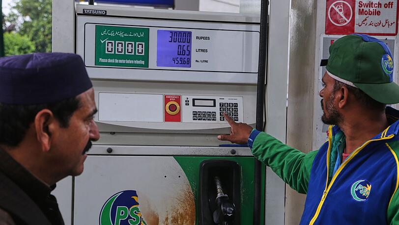 Spritpreise in Pakistan steigen wegen der Folgen des Iran-Kriegs massiv.