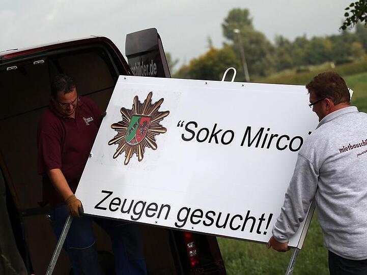 Zeichen unermüdlicher Suche: Monatelang stand ein Fahndungsschild an der Straße, wo Olaf H. Mirco entführte.