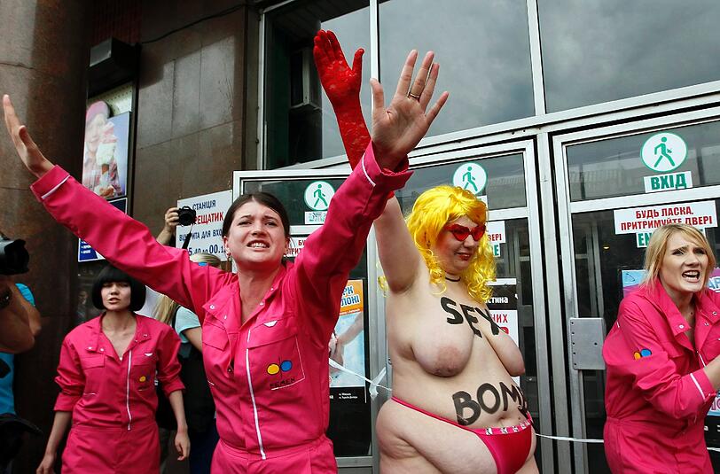 Mit ihren spektakulären Aktionen wollen die Femen-Aktivistinnen die Welt im Vorfeld der EURO 2012 auf politische Missstände wie beispielsweise der Timoschenko-Affäre in ihrer Heimat hinweisen.