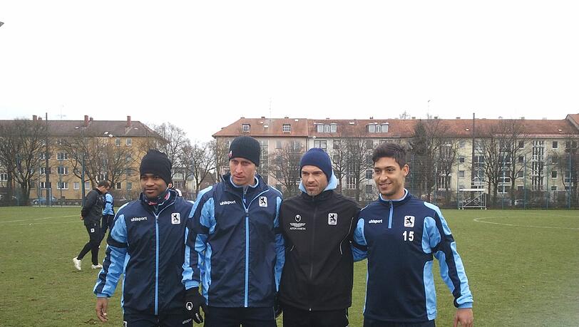 Alexander Schmidt (2. v. r.) bittet seine Neuzugänge Ola Kamara (l.), Rob Friend (2. v. l.) und Malik Fathi am Freitag zum Sondertraining.