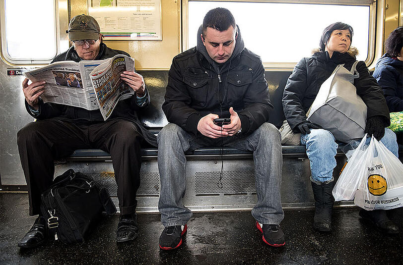 "Manspreading", also das breitbeinige Sitzen von Männern in der U-Bahn ist ein großes Problem für die New Yorker Bevölkerung.