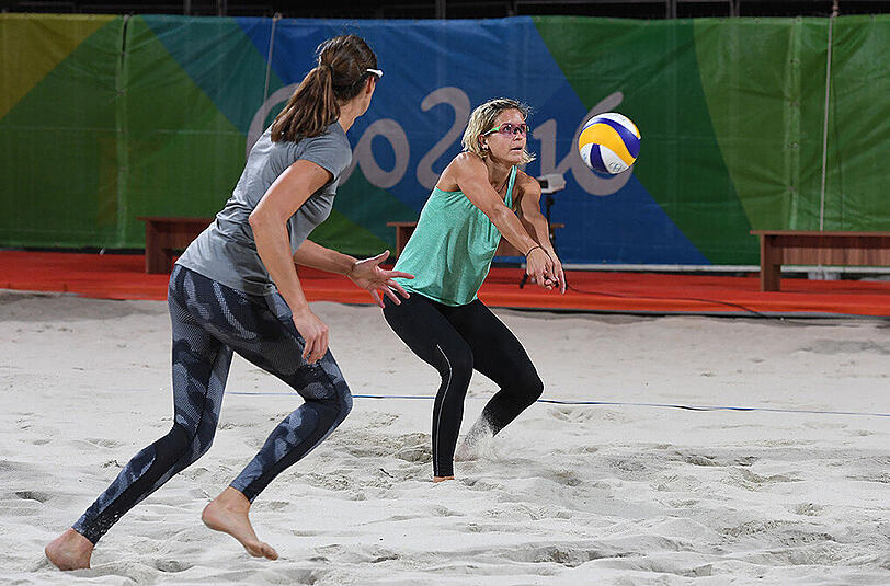 Training in Rio: Kira Walkenhorst (links) und Laura Ludwig.