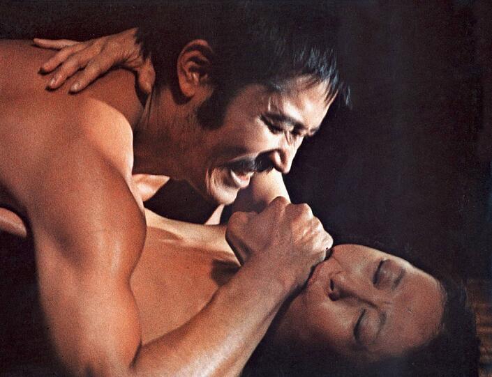 1976: Die Polizei beschlagnahmt den japanischen Film "Im Reich der Sinne" wegen Pornografie-Verdachts. Unter einem Tarn-Titel wird der Film in einer heimlichen Vorführung dennoch gezeigt.