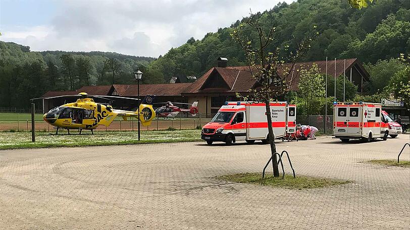 Rettungshubschrauber bringen die Verletzten Mitarbeiter in Krankenhäuser.