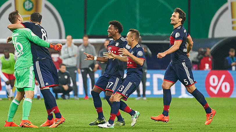 Werner scheitert mit dem letzten Leipziger Elfmeter an Ulreich - und dann kennt der Jubel der Bayern-Spieler keine Grenzen.
