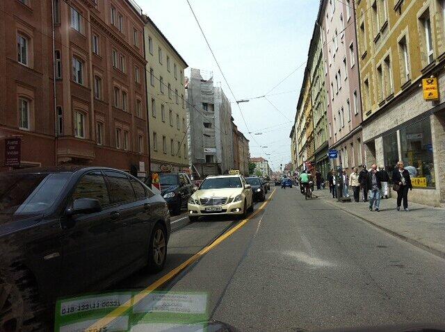 In der Ohlmüllerstraße können Autos normalerweise auf den Parkplätzen am Seitenstreifen halten. Am 1. Mai war dort an vielen Abschnitten Halteverbot.