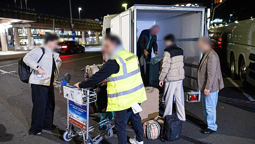 Afghaninnen und Afghanen bei ihrer Ankunft in Hannover. (Archivbild)