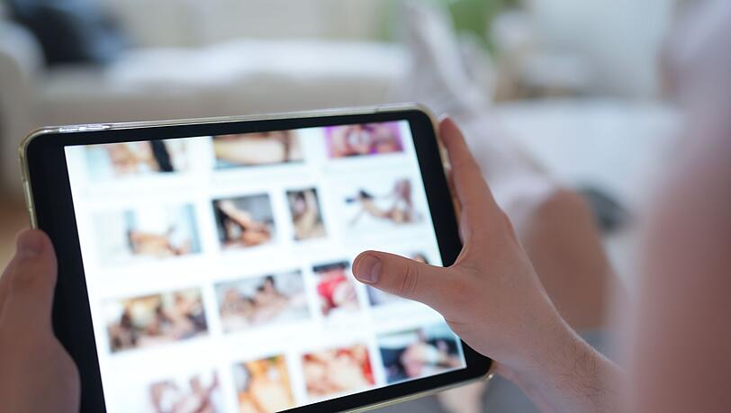 Im Landkreis Forchheim soll ein Mann pornografische Deepfakes von harmlosen Fotos von Frauen erstellt haben. Die Polizei ermittelt. (Symbolbild)