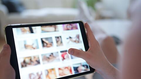 Im Landkreis Forchheim soll ein Mann pornografische Deepfakes von harmlosen Fotos von Frauen erstellt haben. Die Polizei ermittelt. (Symbolbild)