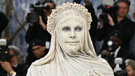 Model Heidi Klum erschien verkleidet als Statue zur Met-Gala.